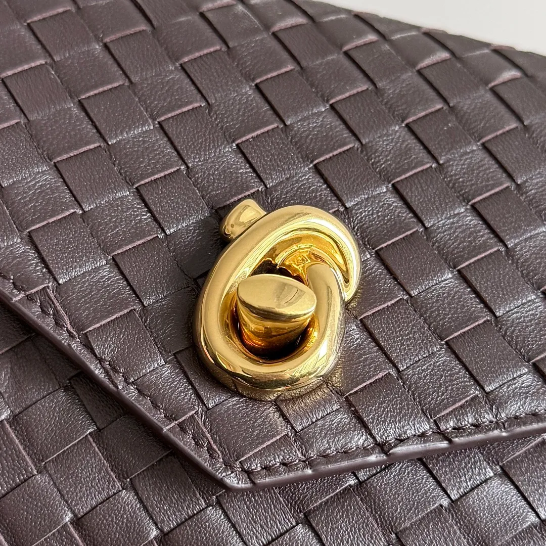 Batch 1660 BOTTEGA VENETA 2025 new product KNOT LOCK crossbody bag subverts the rigid lines of traditional tote bags, using drapey leather to create a three-dimensional silhouette that breathes. It has compartments and multiple card slots inside, making it a versatile commuter bag that can be used in various occasions. The details are full of exquisiteness, the casual retro color tone, and the upper body are full of elegance. Whether you are commuting or going out on the street, you can easily hold it. The two carrying methods of hand-carrying and long shoulder strap are very practical! At the same time, the shoulder strap is detachable, suitable for various dressing styles~ Whether it is a dinner party or daily commuting, it can be easily controlled and becomes your versatile tool❤️ Style number: 817191 Size: 25*16*5.5cm